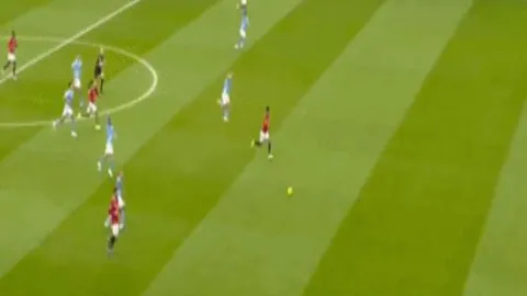 [图]拜仁客场射门屡屡落空，与勒沃库森0-0握手言和，榜首位置稳固